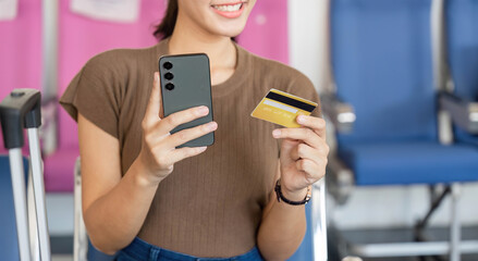 Travel preparation with smartphone and credit card at the airport