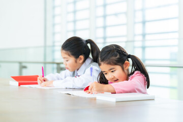 勉強する子供たち