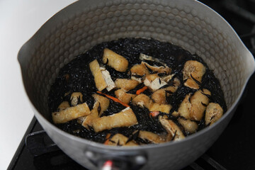 ひじきの煮物を作る様子