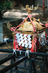 黄金の鳳凰を頂点にあしらった小さなお神輿