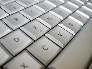 古いラップトップPCのキーボードのクローズアップ