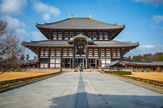 真正面に聳え立つ奈良の東大寺