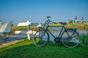 日陰にたたずむオランダの大きめの自転車