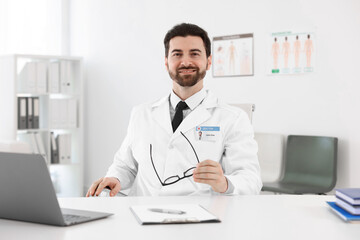 Obraz premium Professional doctor working at white desk in hospital