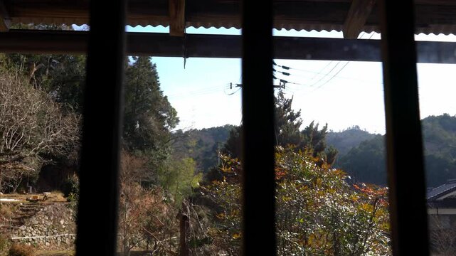 古民家の窓から見える田舎の景色