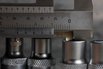 Measuring the internal diameter with a caliper 