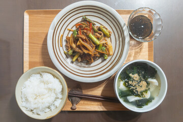 アスパラと豚肉の炒め物とご飯の和食膳