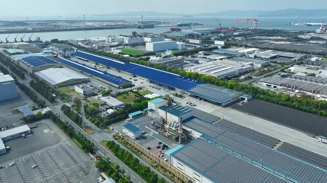 工場の並ぶ工業地帯の風景空撮