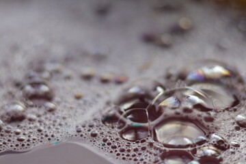 Una toma de cerca de muchas burbujas  realizadas  con  jabón 