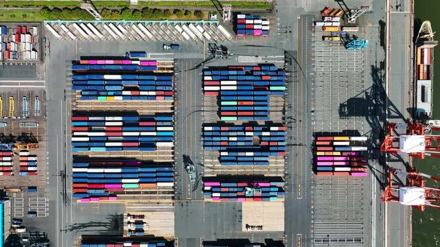 コンテナヤードの風景　真俯瞰空撮