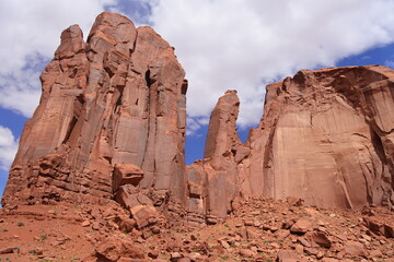 Einsame Felsnadel im Monument Valley