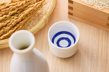 お猪口に注いだ日本酒