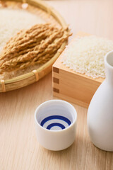 お猪口に注いだ日本酒