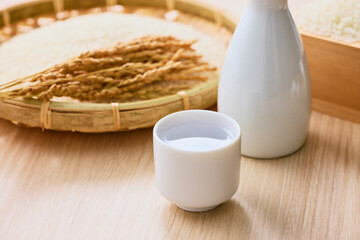 お猪口に注いだ日本酒