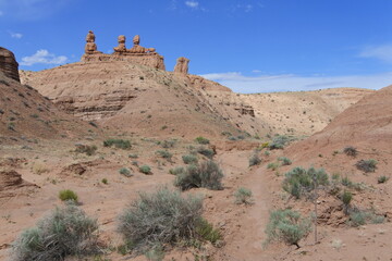 Wanderweg, Felsen und Wolken im Goblin Valley State Park