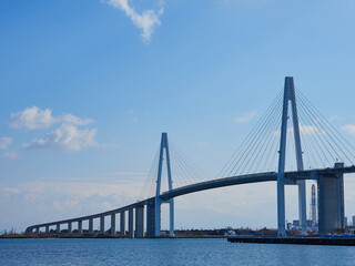 Fototapeta premium 富山県の観光名所新湊大橋と富山新港の風景