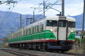 Obraz premium 長閑な信濃路を走るしなの鉄道115系電車(初代信州色)_2025/5/2撮影