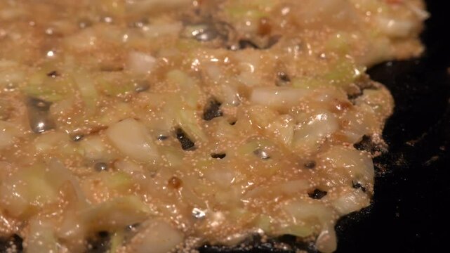 もんじゃ焼きのクローズアップ 東京の伝統的な庶民の食事