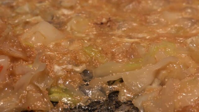 もんじゃ焼きのクローズアップ 東京の伝統的な庶民の食事