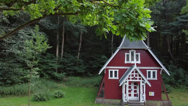 Insel R&uuml;gen: Die h&ouml;lzerne Schwedenkirche bei Ralswiek