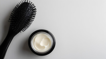 Fototapeta premium un fondo blanco con espacio de copia con un cepillo de cerdas suaves y un tarro o frasco con crema para peinar acondicionador cuidado del cabello belleza cosmetica