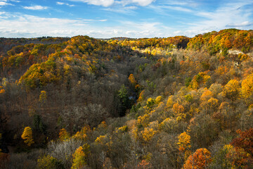 Obraz premium Beautiful Fall colours views of the Spencer Gorge along the Dundas Peak trail in Hamilton, Ontario, Canada.