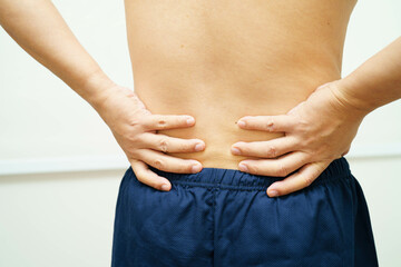 Naklejka premium Asian man pain back muscle, spine and bone from accident.