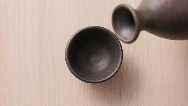 おちょこに注いだ日本酒