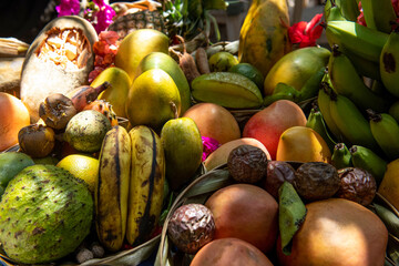 tropikalne owoce na stoisku targowym w Kenii