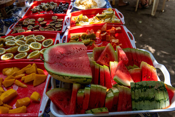 pokrojone owoce tropikalne na straganie w Kenii