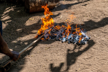 dogasające płomienie podczas procesu wypalania toksycznego oleju z orzechów nerkowca  © Kamil_k2p