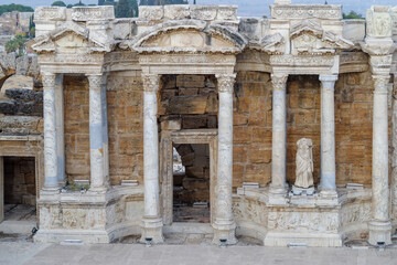 Fototapeta premium Ancient ruins of Hierapolis, Pamukkale, Turkey