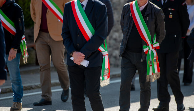 Mayors with the tricolour sash during an institutional ceremony