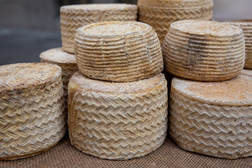 Artisanal cheeses, flavors that tell stories