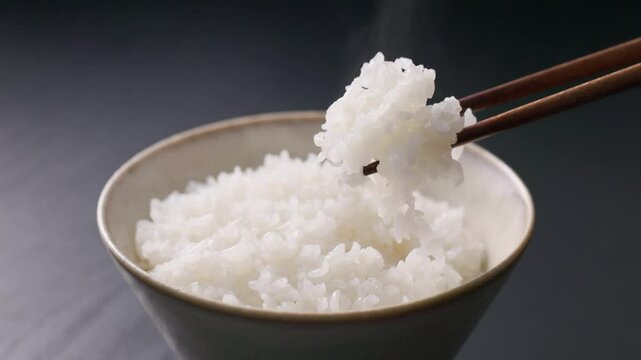 茶碗に盛った炊き立てのご飯