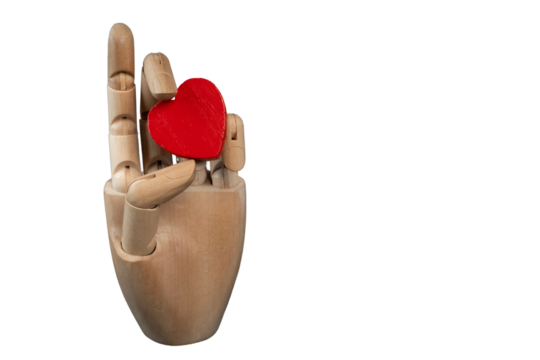 sztuczna dłoń trzymająca serce