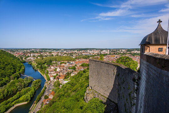 Vue sur le Doubs et Besan&ccedil;on depuis la Citadelle, fortifications au dessus de Besan&ccedil;on en France
