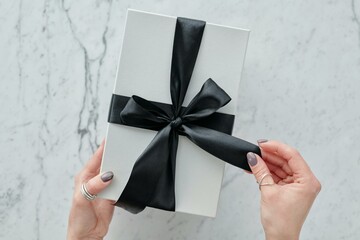 hand holding a gift box