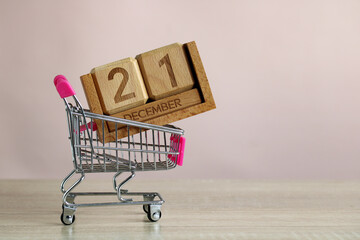 Shopping cart carrying december 21st calendar date for christmas shopping season