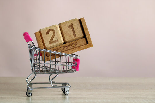 Shopping cart carrying december 21st calendar date for christmas shopping season