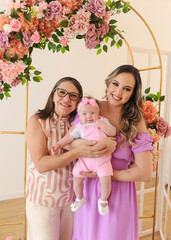 avó filha e neta celebrando um feliz dia das mães 