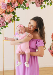 Mãe e filha juntas celebram o amor em um feliz dia das mães 