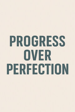 Mutmachender Spruch in klarer Blockschrift: &bdquo;Progress over perfection&ldquo; &ndash; Fokus auf Weiterentwicklung statt Perfektionismus. Minimalistisch und kraftvoll.