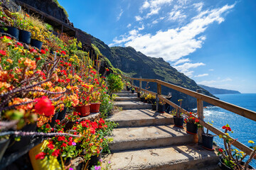 Treppe am Puerto de Puntagorda auf La Palma mit Blumen an dem steilen Hang und Blick auf das Meer an der Steilküste