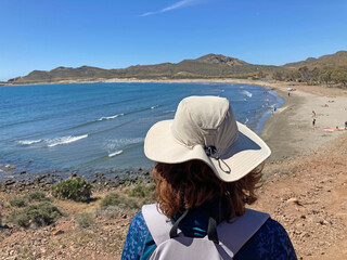 almería playa genoveses bahía mujer con sombrero senderista con perro san jose pueblo cabo de...