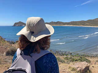 almería playa genoveses bahía mujer con sombrero senderista con perro san jose pueblo cabo de...