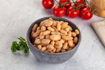 Canned white beans in the bowl