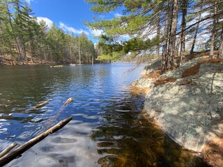 Magnificent view of a lake surrounded by rock and fir trees - Magnifique vue d'un lac entouré de...