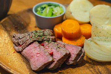 ローストビーフと温野菜のヘルシープレート