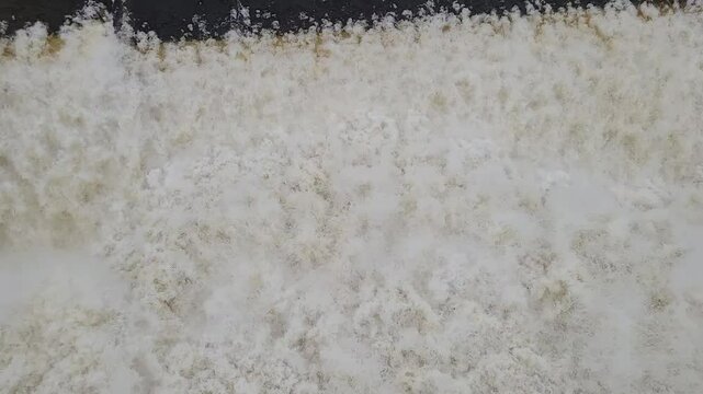 Le torrent d'eau de la chute Montmorency &agrave; Qu&eacute;bec